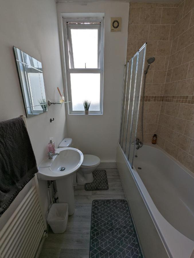 1 Bedroom Flat In Грейвсенд Екстер'єр фото